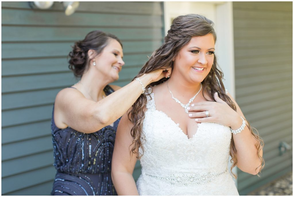 Bride Getting Ready | Wedding in Remsen, Iowa shot by Jessica Brees Photography | Remsen Wedding Photographer
