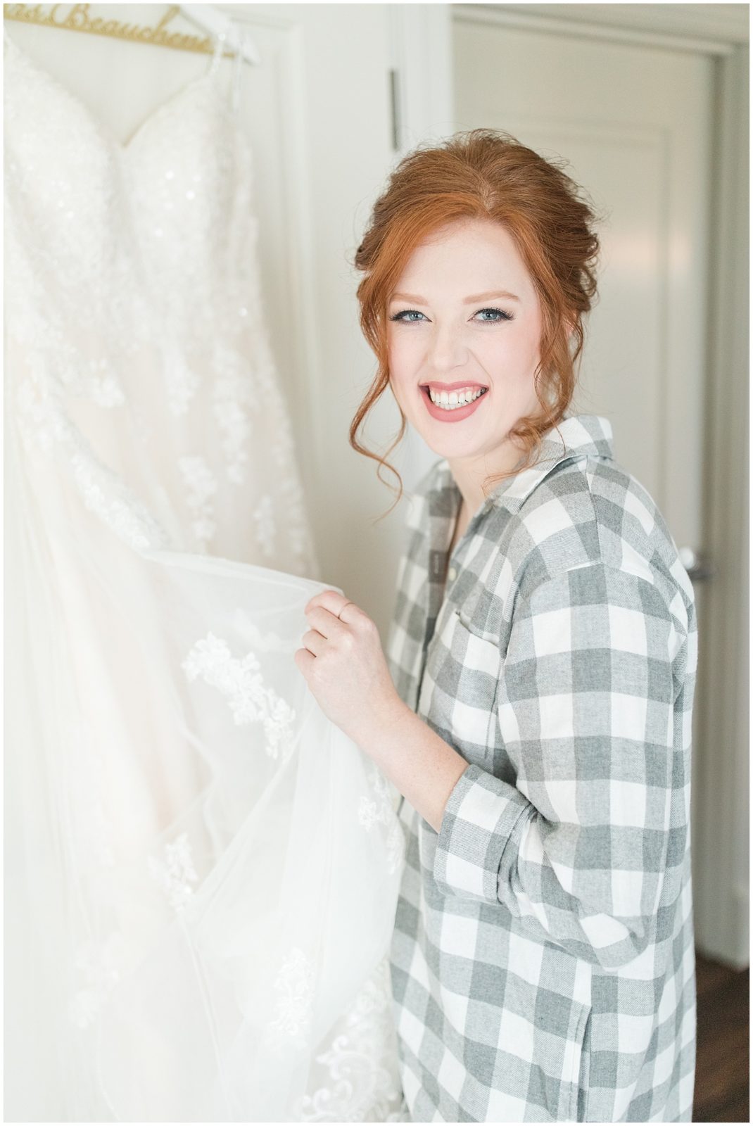 Bride Getting Ready | Wedding in Sioux City, Iowa shot by Jessica Brees Photography | Sioux City Wedding Photographer