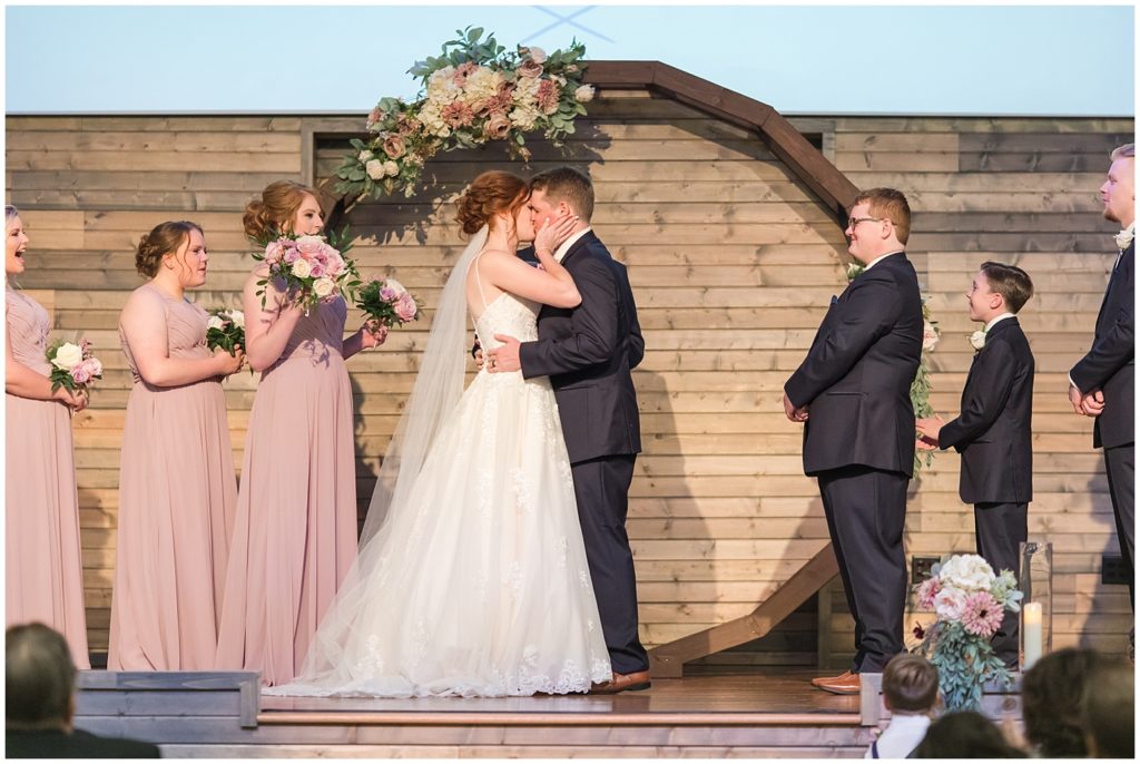Ceremony | Wedding in Sioux City, Iowa shot by Jessica Brees Photography | Sioux City Wedding Photographer