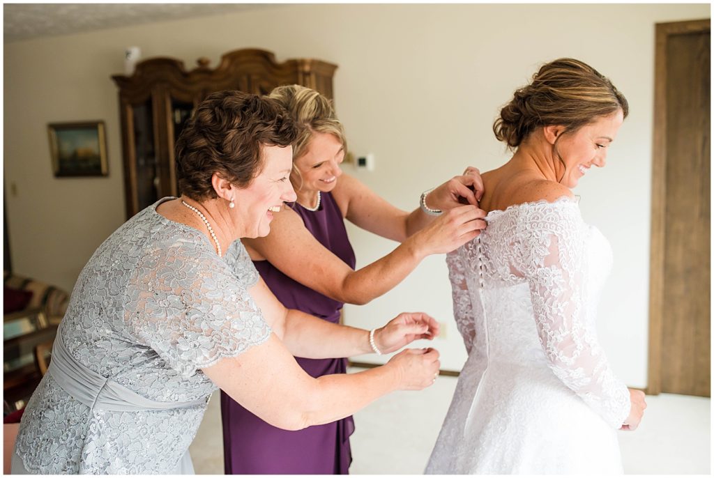Getting Ready | Wedding At Sioux City Country Club shot by Jessica Brees Photo & Video