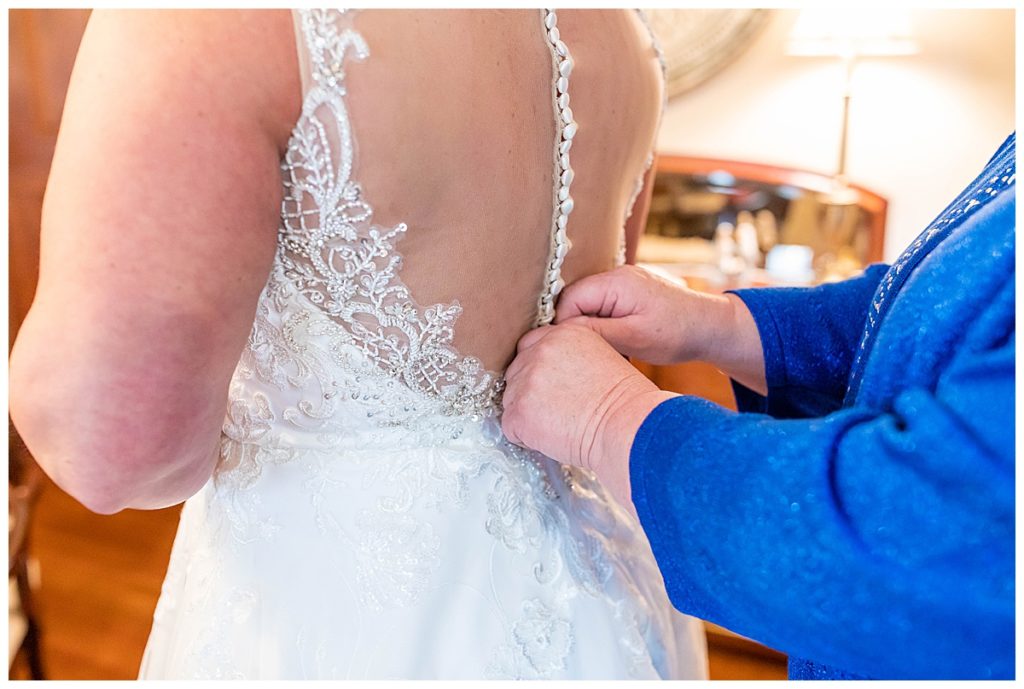 Bride Getting Ready | Des Moines Wedding shot by Jessica Brees Photo & Video